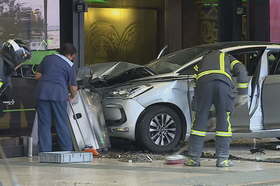 Carro desgovernado embate contra Aeroporto de Lisboa e atropela uma pessoa