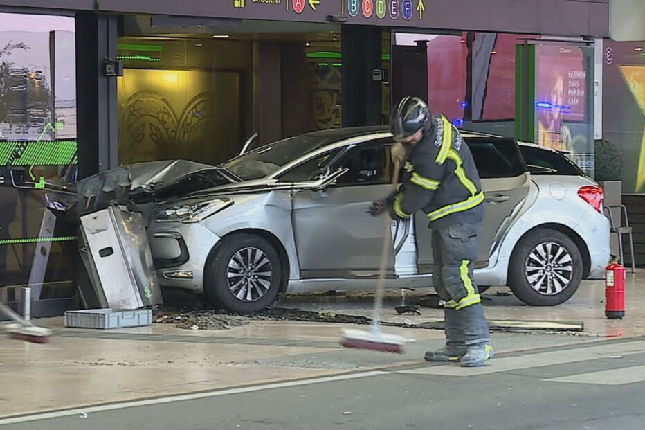 Carro desgovernado embate contra Aeroporto de Lisboa e atropela uma pessoa
