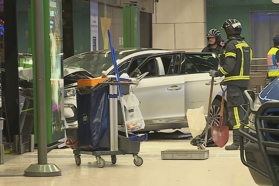 Carro desgovernado embate contra Aeroporto de Lisboa e atropela uma pessoa