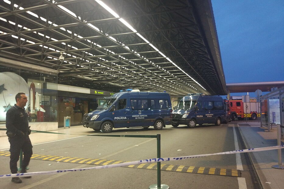 Carro desgovernado embate contra Aeroporto de Lisboa e atropela uma pessoa