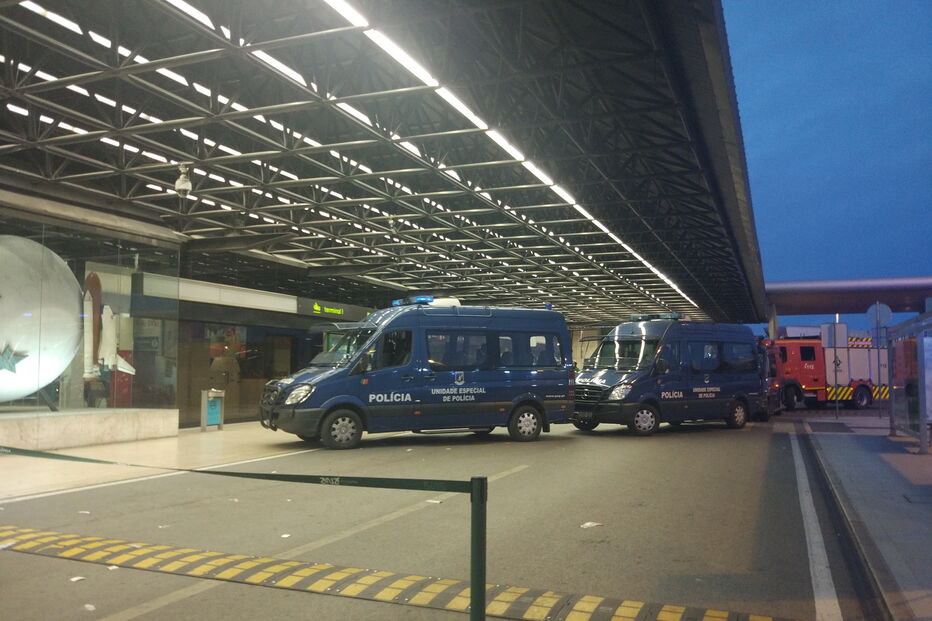 Carro desgovernado embate contra Aeroporto de Lisboa e atropela uma pessoa