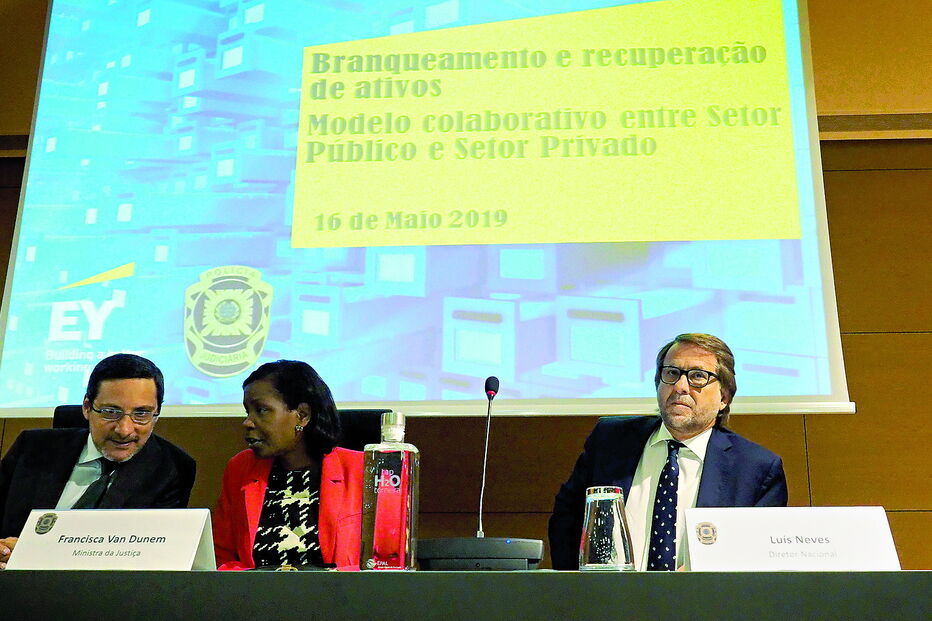 Secretário de Estado dos Assuntos Fiscais, António Mendonça Mendes (esq.), a ministra da Justiça e Luís Neves   