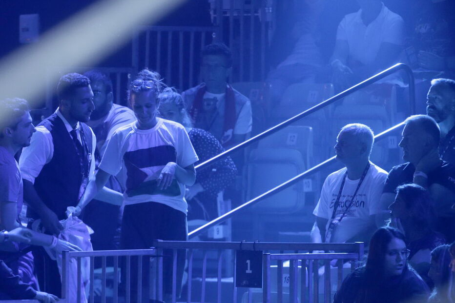 Ativista irrompe Festival da Eurovisão em Israel com cartaz contra 'apartheid'