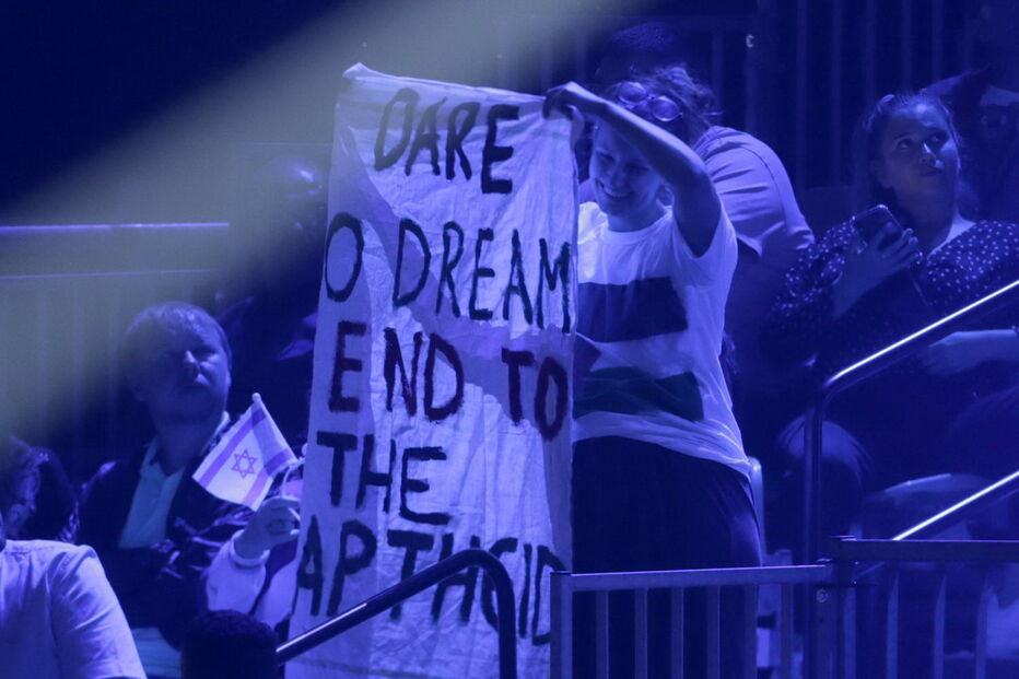 Ativista irrompe Festival da Eurovisão em Israel com cartaz contra 'apartheid'