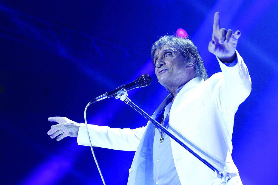 Roberto Carlos  lançou o primeiro disco em 1961,  a que se seguiram mais 42 álbuns  de estúdio  