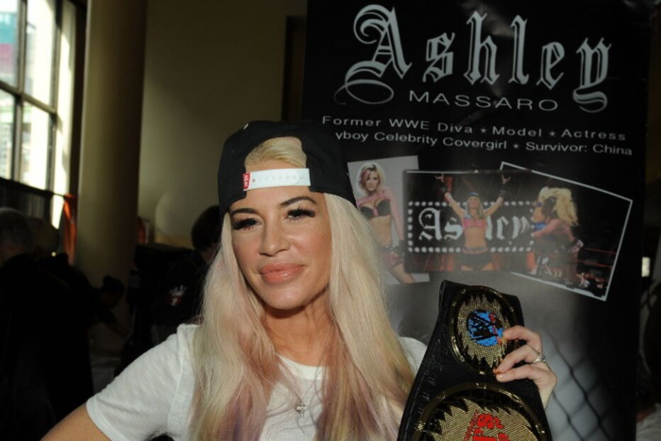 Ashley Massaro com um título da WWE