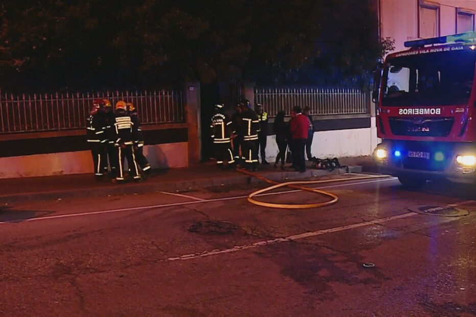 Incêndio destrói casa em Gaia e deixa idosa gravemente ferida
