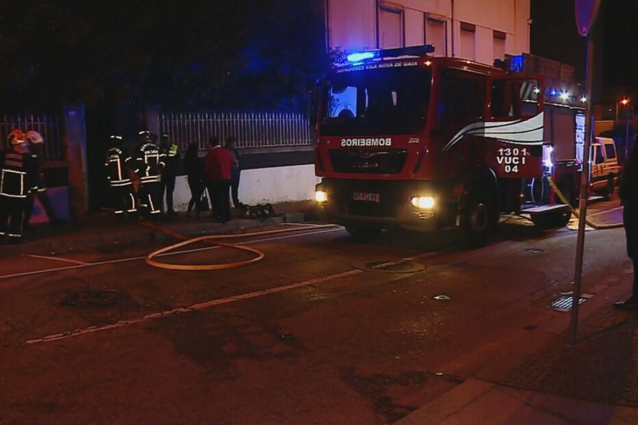 Incêndio destrói casa em Gaia e deixa idosa gravemente ferida