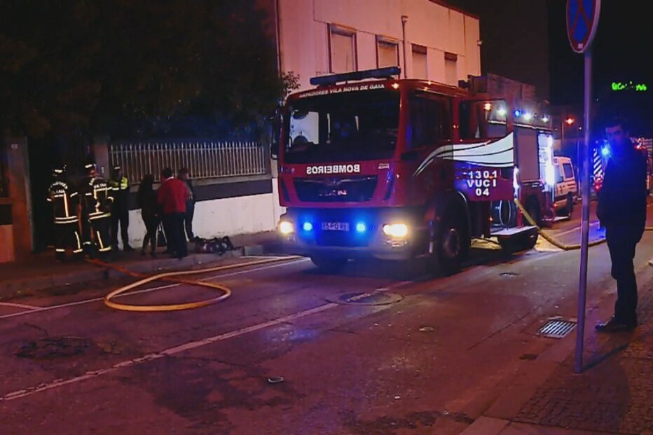 Incêndio destrói casa em Gaia e deixa idosa gravemente ferida