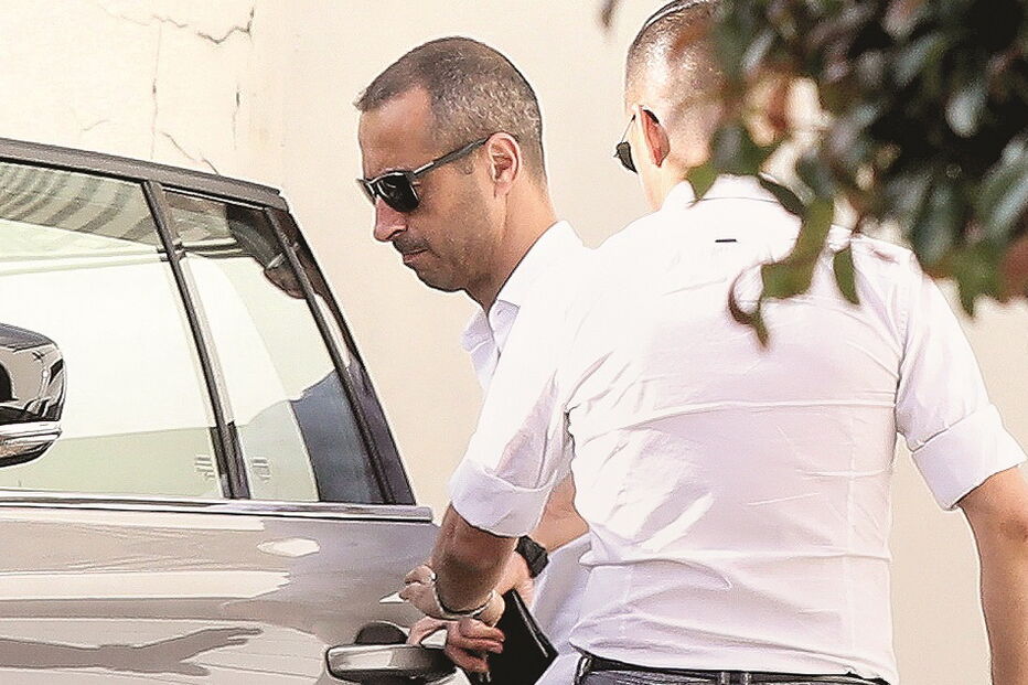 Jorge Sousa a entrar no carro à porta de casa 