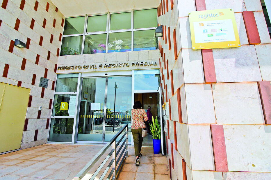 Utentes das conservatórias de Silves esperam várias horas 