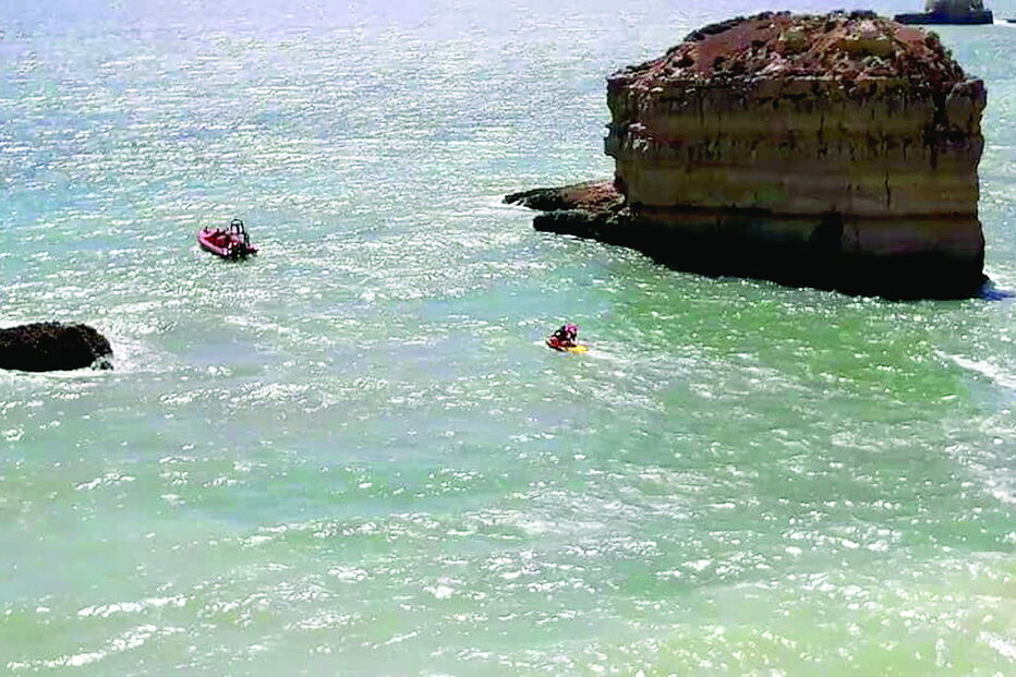 Família foi resgatada através de uma mota de água e da embarcação salva-vidas do Instituto de Socorros a Náufragos   