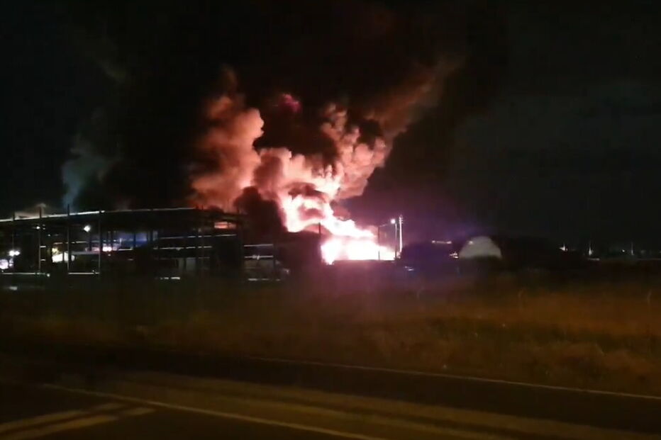 Incêndio em armazém em Porto Alto mobiliza quase meia centena de bombeiros