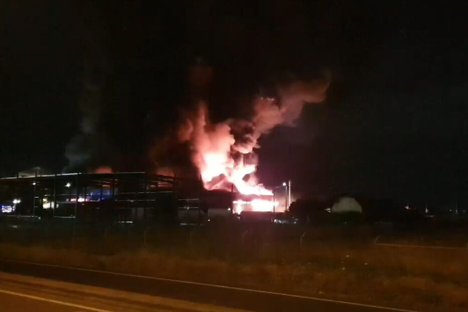 Incêndio em armazém em Porto Alto mobiliza quase meia centena de bombeiros