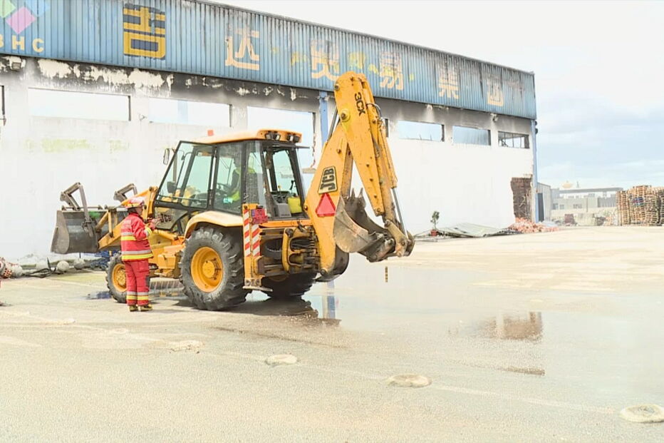  Incêndio em armazém em Porto Alto mobiliza quase meia centena de bombeiros