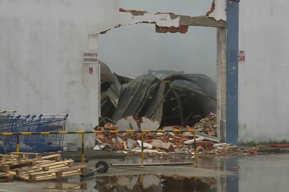  Incêndio em armazém em Porto Alto mobiliza quase meia centena de bombeiros