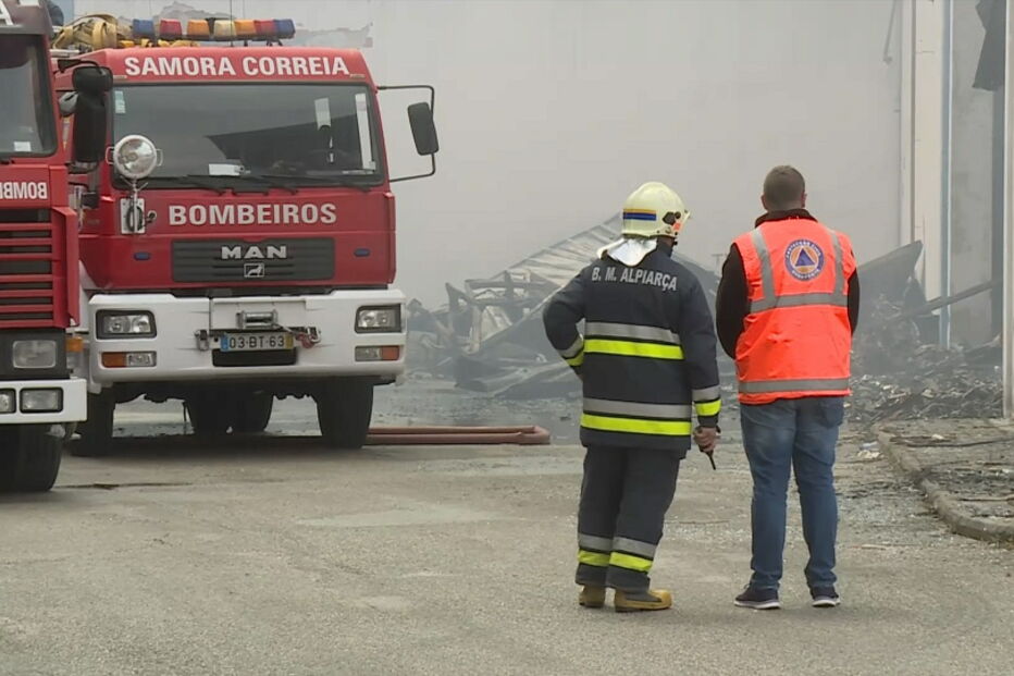  Incêndio em armazém em Porto Alto mobiliza quase meia centena de bombeiros