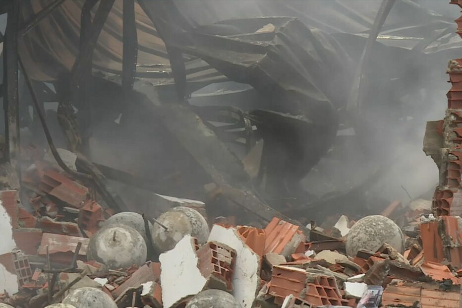  Incêndio em armazém em Porto Alto mobiliza quase meia centena de bombeiros