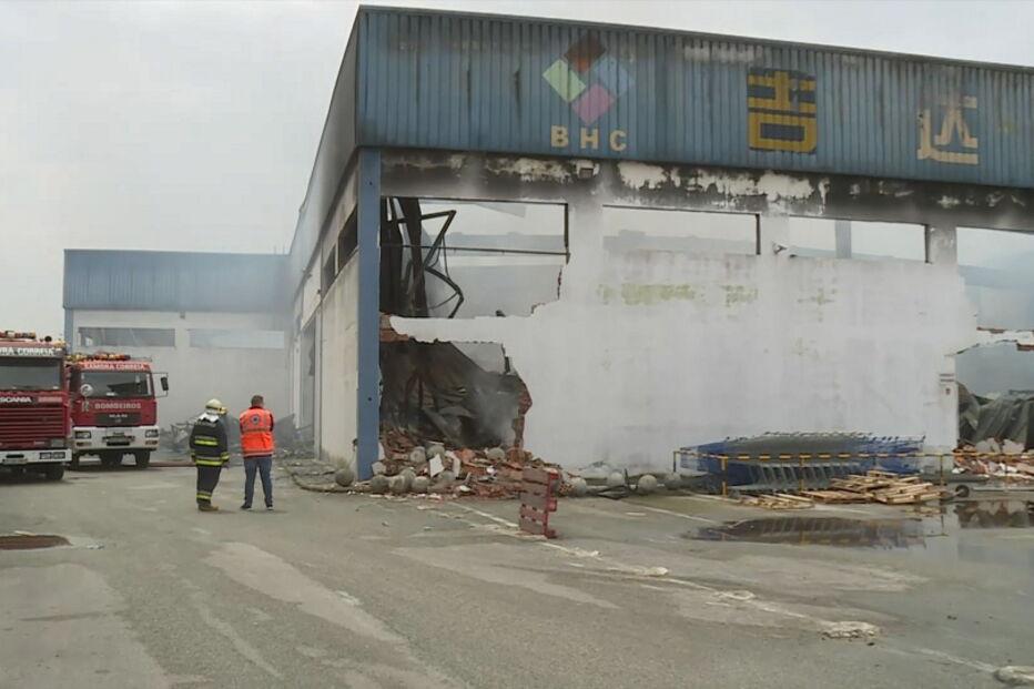  Incêndio em armazém em Porto Alto mobiliza quase meia centena de bombeiros