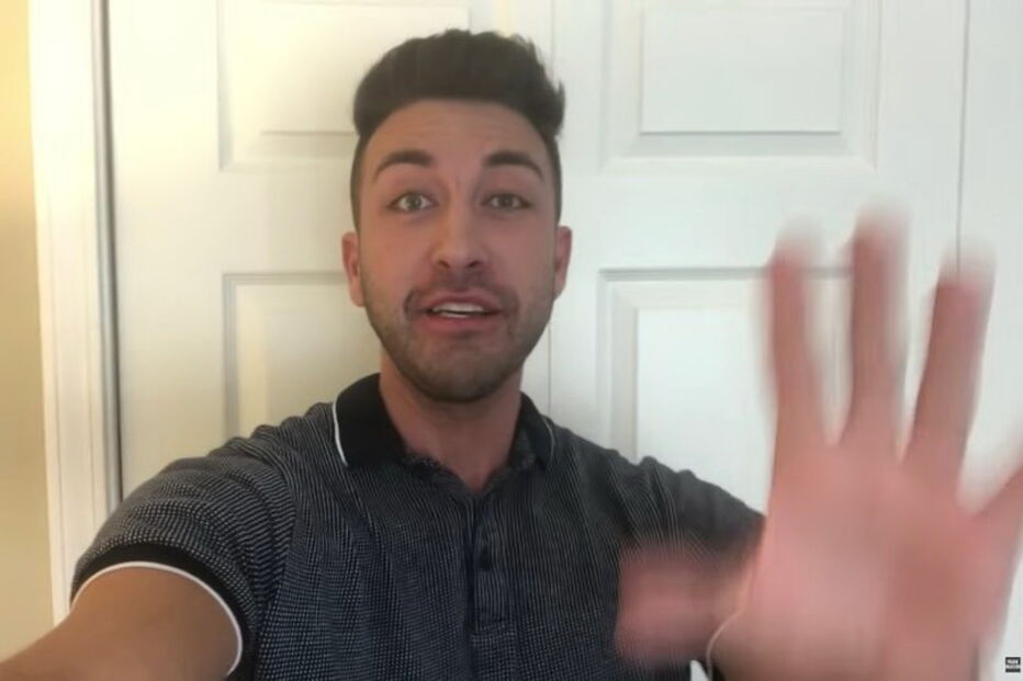 2019-05-18_13_44_13 0_YouTuber-kisses-his-mom-EW.jpg