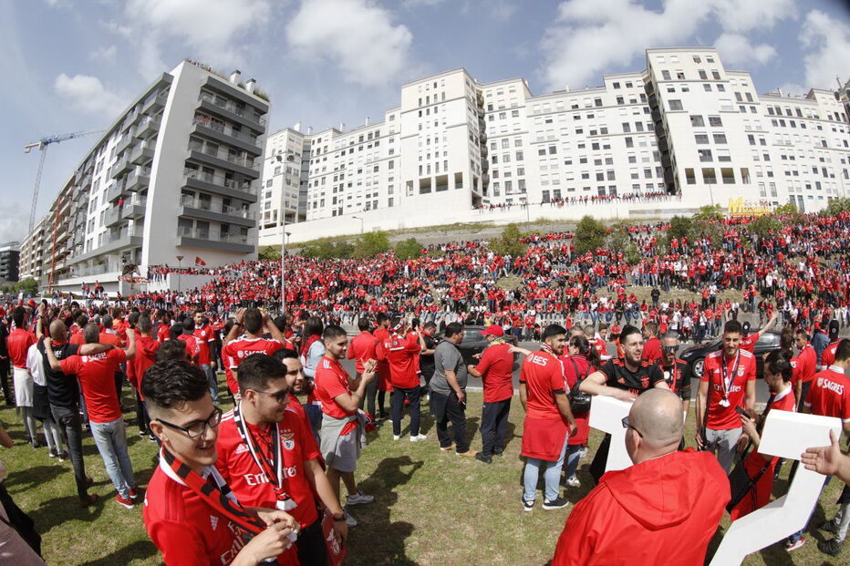 Adeptos fazem a festa antes do jogo entre Benfica e Santa Clara