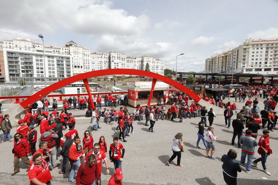 Adeptos fazem a festa antes do jogo entre Benfica e Santa Clara