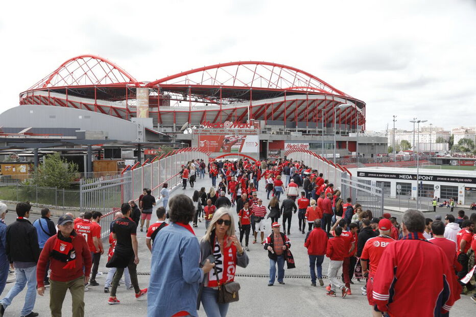 Adeptos fazem a festa antes do jogo entre Benfica e Santa Clara