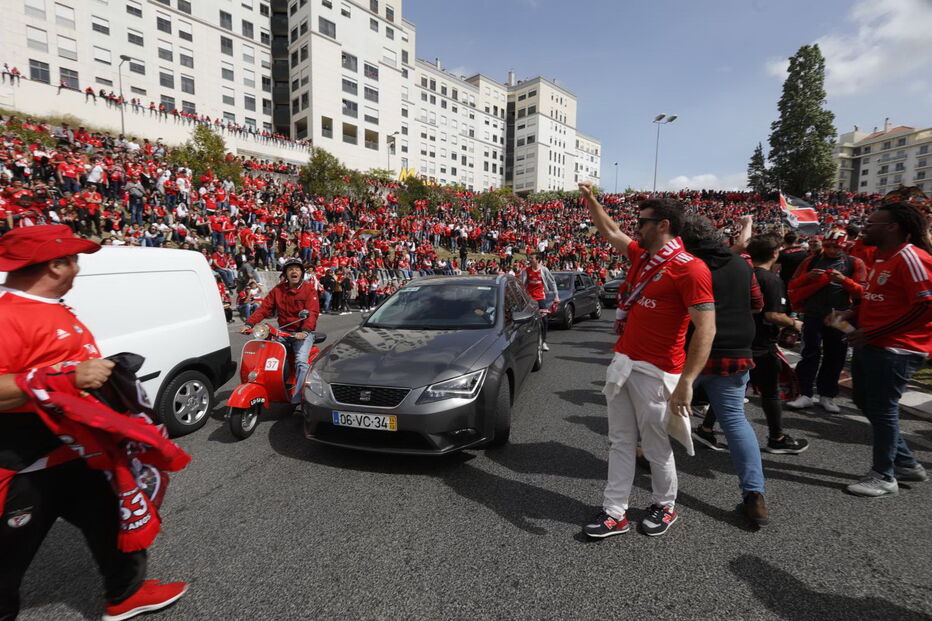 Adeptos fazem a festa antes do jogo entre Benfica e Santa Clara