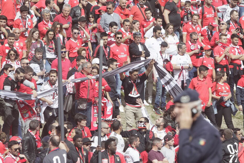 Adeptos fazem a festa antes do jogo entre Benfica e Santa Clara