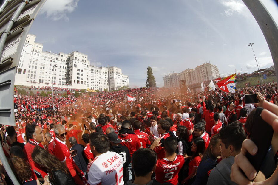 Adeptos fazem a festa antes do jogo entre Benfica e Santa Clara