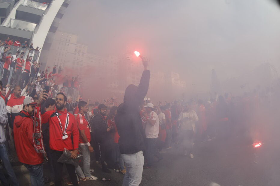 Adeptos fazem a festa antes do jogo entre Benfica e Santa Clara