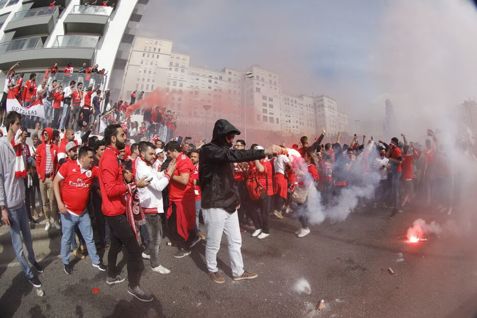 Adeptos fazem a festa antes do jogo entre Benfica e Santa Clara