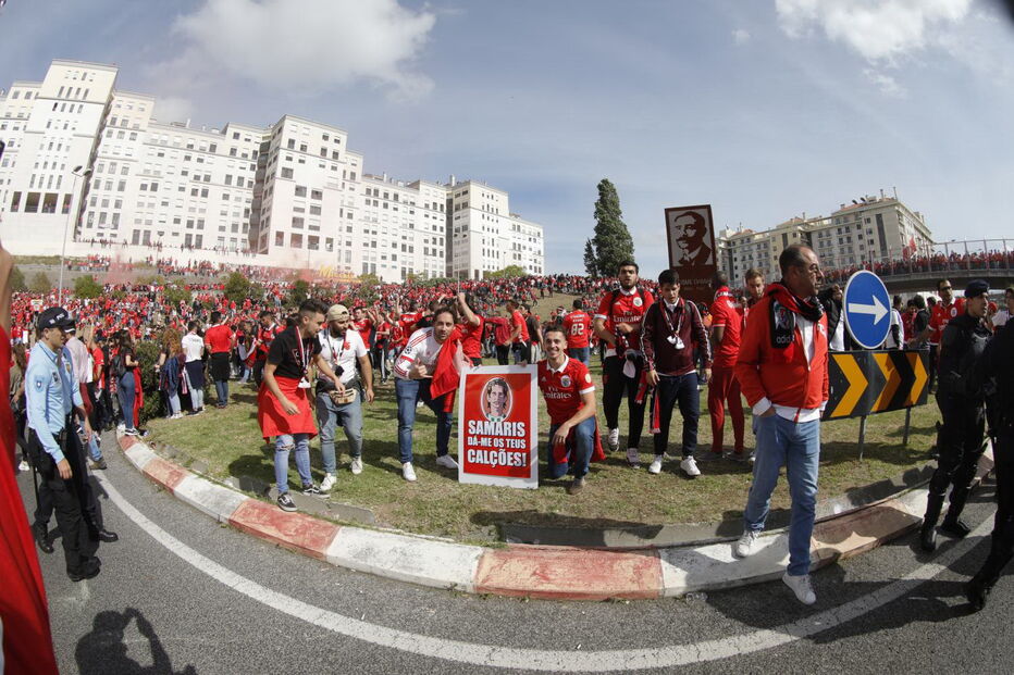 Adeptos fazem a festa antes do jogo entre Benfica e Santa Clara