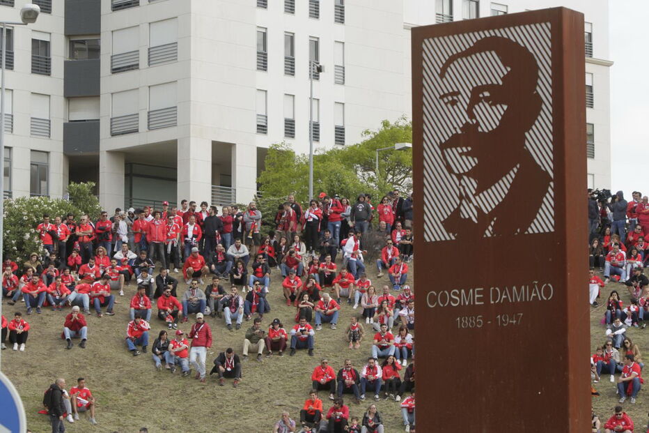 Adeptos fazem a festa antes do jogo entre Benfica e Santa Clara