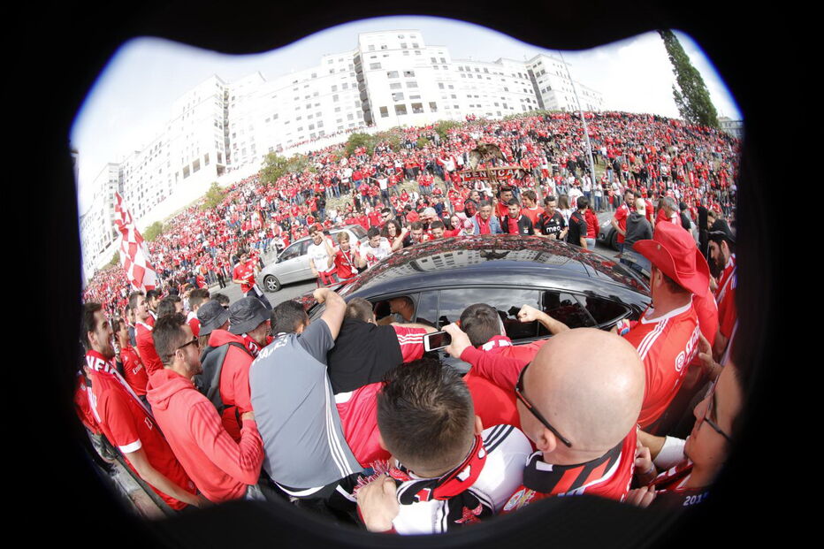 Adeptos fazem a festa antes do jogo entre Benfica e Santa Clara