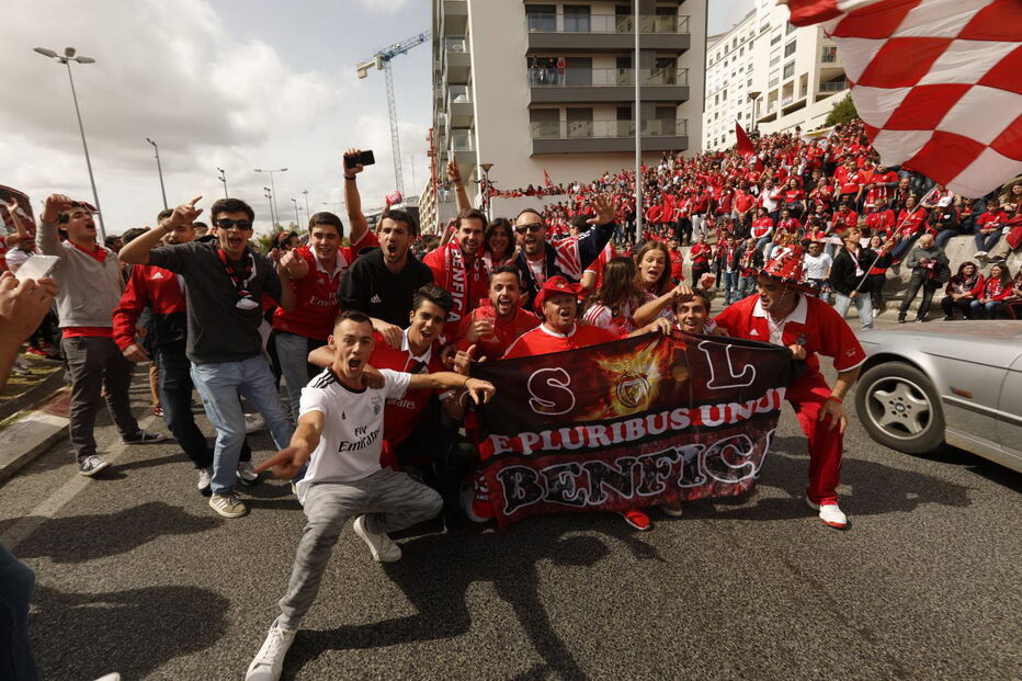 Adeptos fazem a festa antes do jogo entre Benfica e Santa Clara