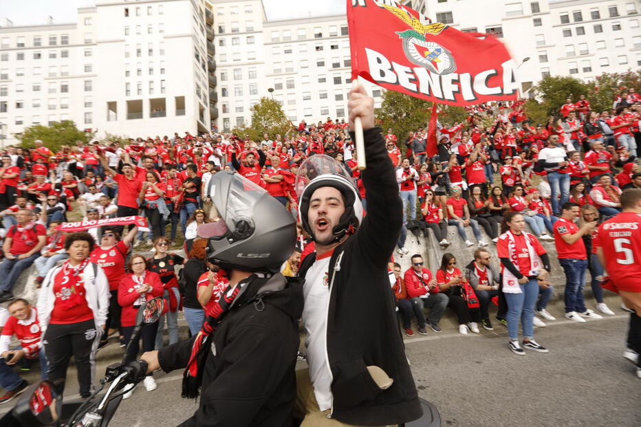 Adeptos fazem a festa antes do jogo entre Benfica e Santa Clara