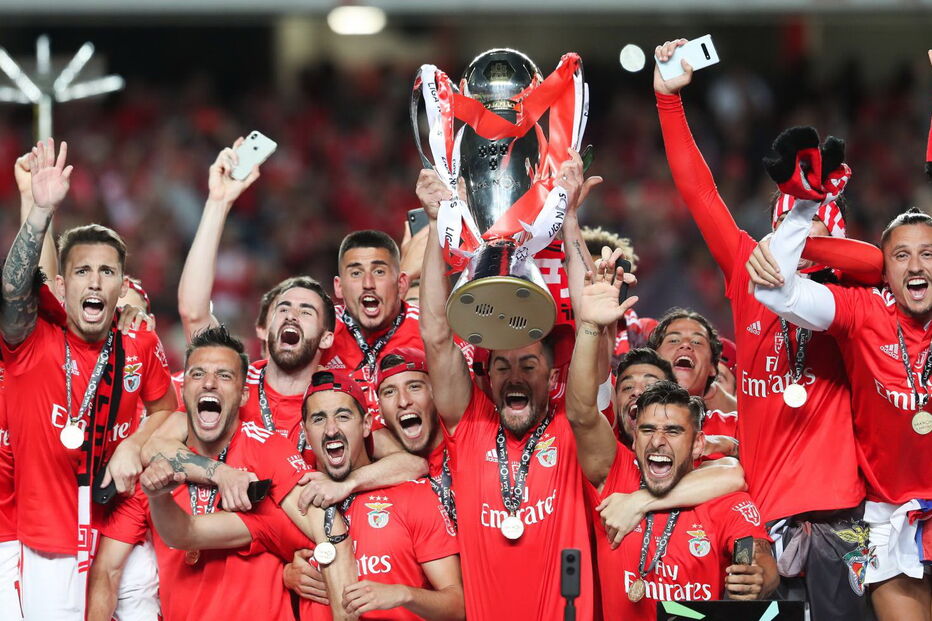 Equipa do Benfica ergue taça do título no relvado do Estádio da Luz