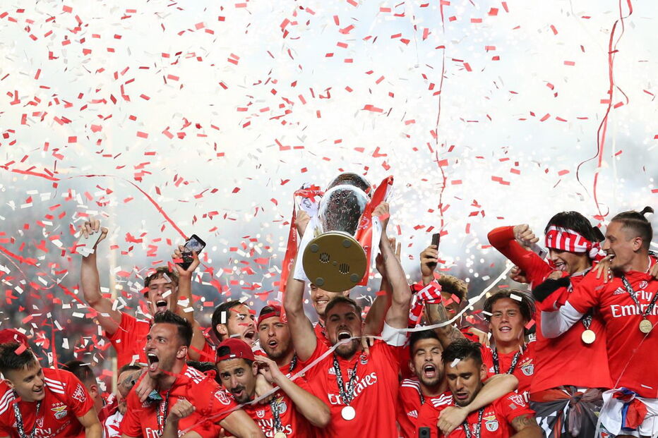 Equipa do Benfica ergue taça do título no relvado do Estádio da Luz