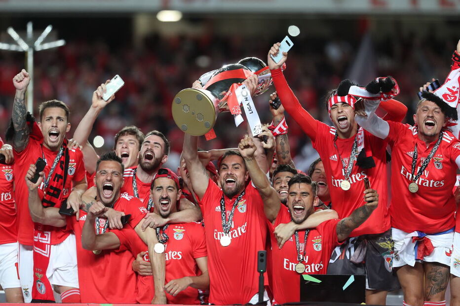 Equipa do Benfica ergue taça do título no relvado do Estádio da Luz