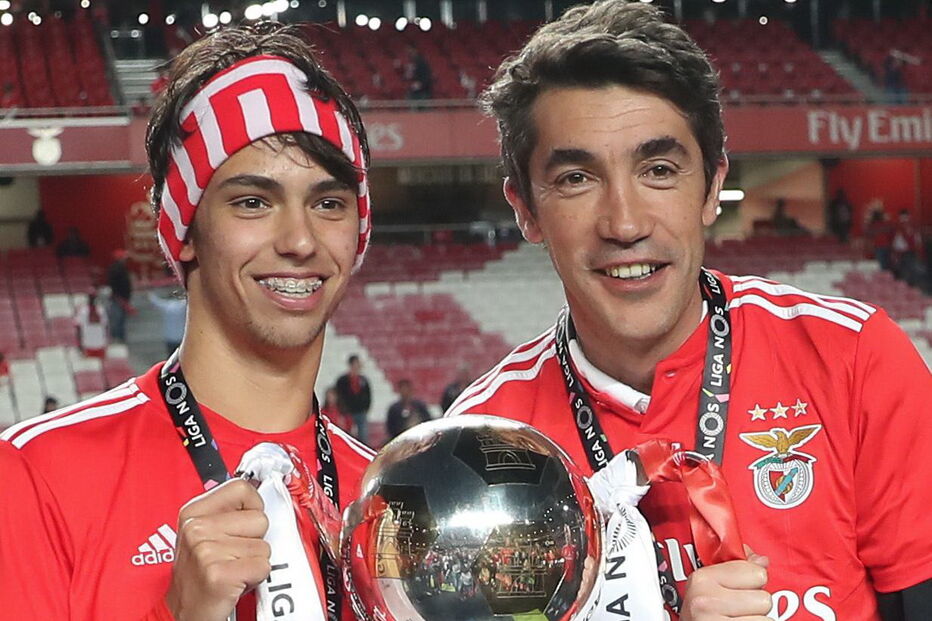 Equipa do Benfica ergue taça do título no relvado do Estádio da Luz