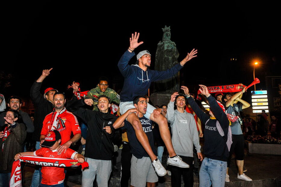 Adeptos comemoram título benfiquista em Leiria