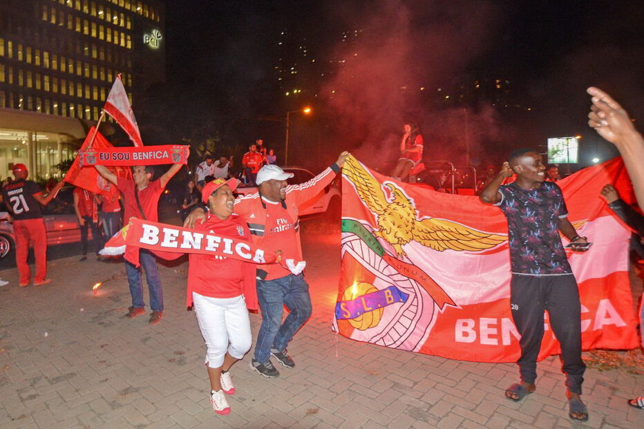 Adeptos comemoram título benfiquista em Maputo, Moçambique