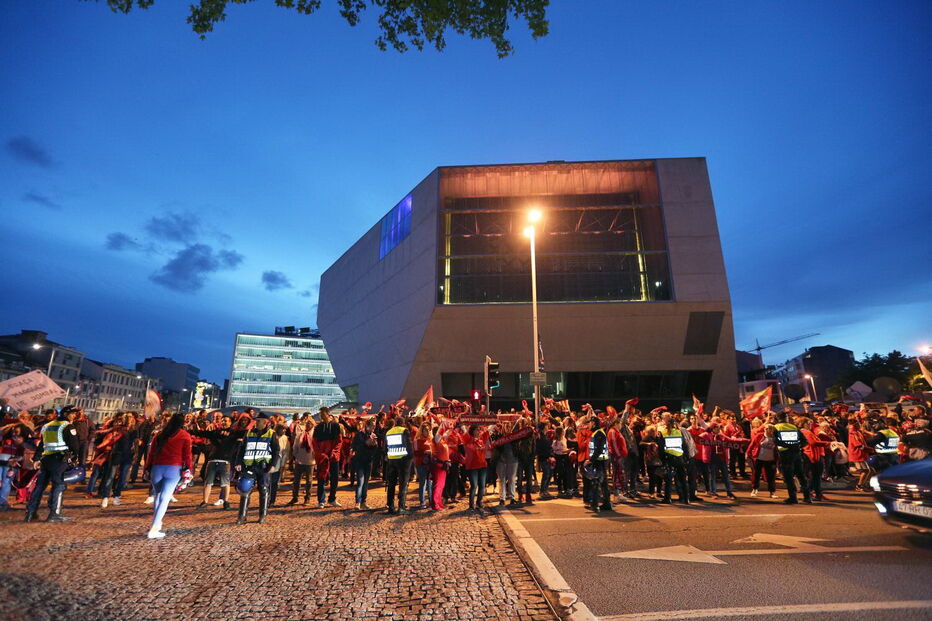 Adeptos comemoram título benfiquista em Porto