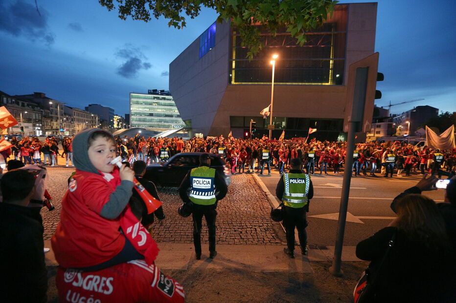 Adeptos comemoram título benfiquista em Porto