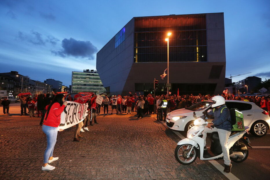 Adeptos comemoram título benfiquista em Porto