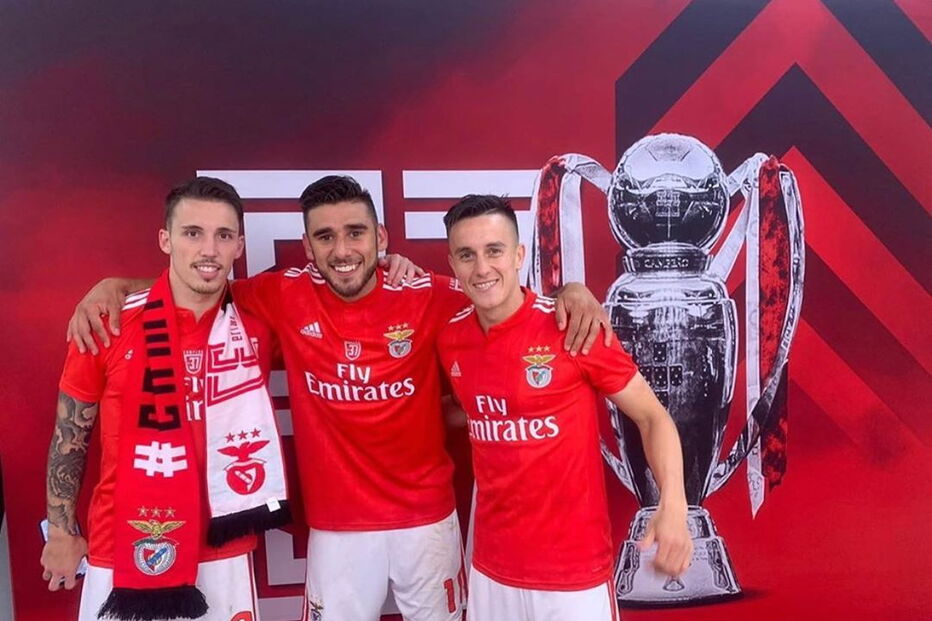 Cervi partilhou várias fotografias com os colegas de equipa a fazer a festa do título