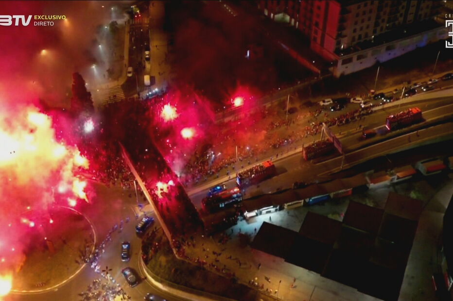 Autrocarro do Benfica ruma ao Marquês de Pombal