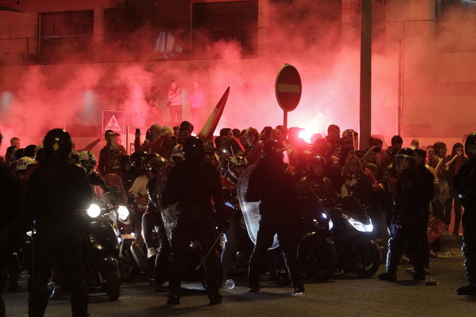 Tensão e confrontos junto ao Estádio da Luz resulta em 20 detenções 