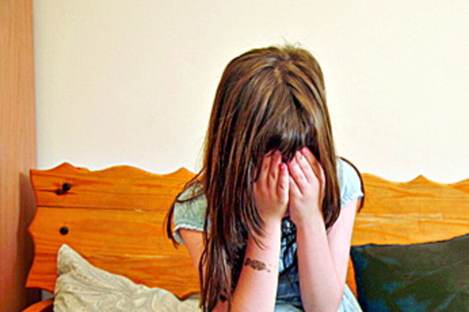 Mulher deixa menina de 10 anos ser violada